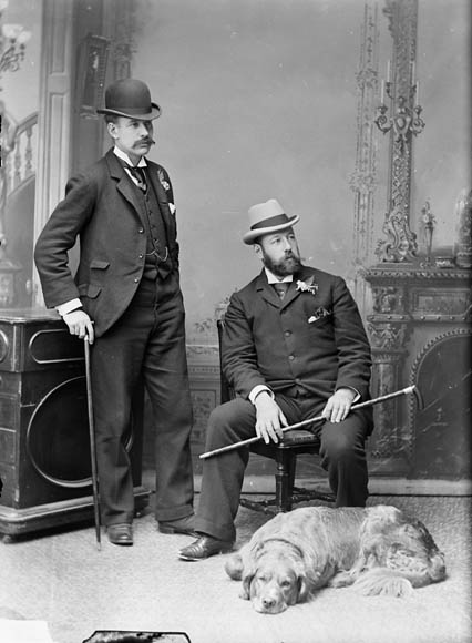 Historia del Golden Retriever 3 Los hijos A.J. y Coutts Marjoribanks con su golden retriever